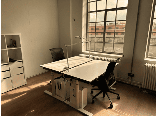 Aufgeräumter Flex-Arbeitsplatz im smartspaces Coworking Berlin