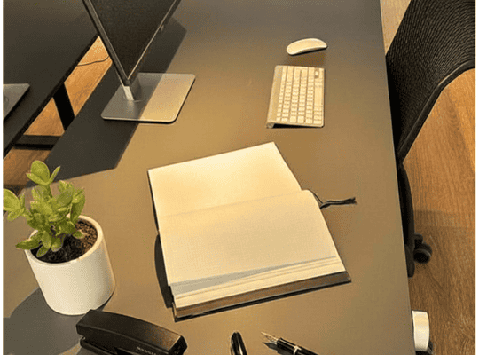 Personalisierter Fix Desk mit eigenen Gegenständen im smartspaces Coworking Berlin