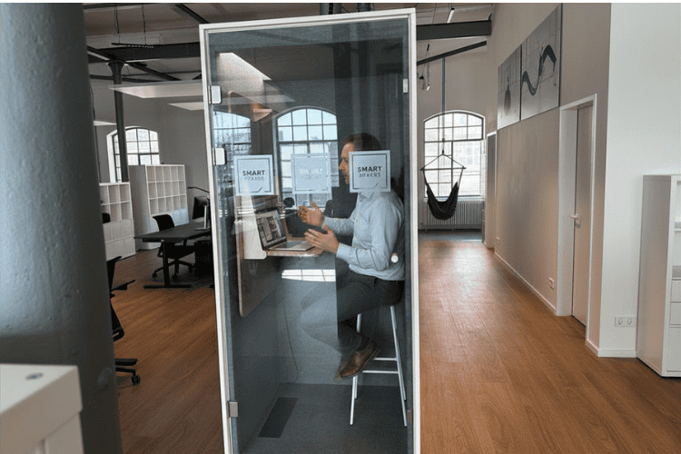 Telefonzelle für konzentriertes Arbeiten im smartspaces Coworking Berlin-Spandau