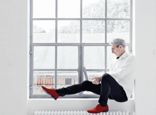 Thomas Kukwa, Gründer von smartspaces®-Coworking, am Fenster auf der Insel Eiswerder